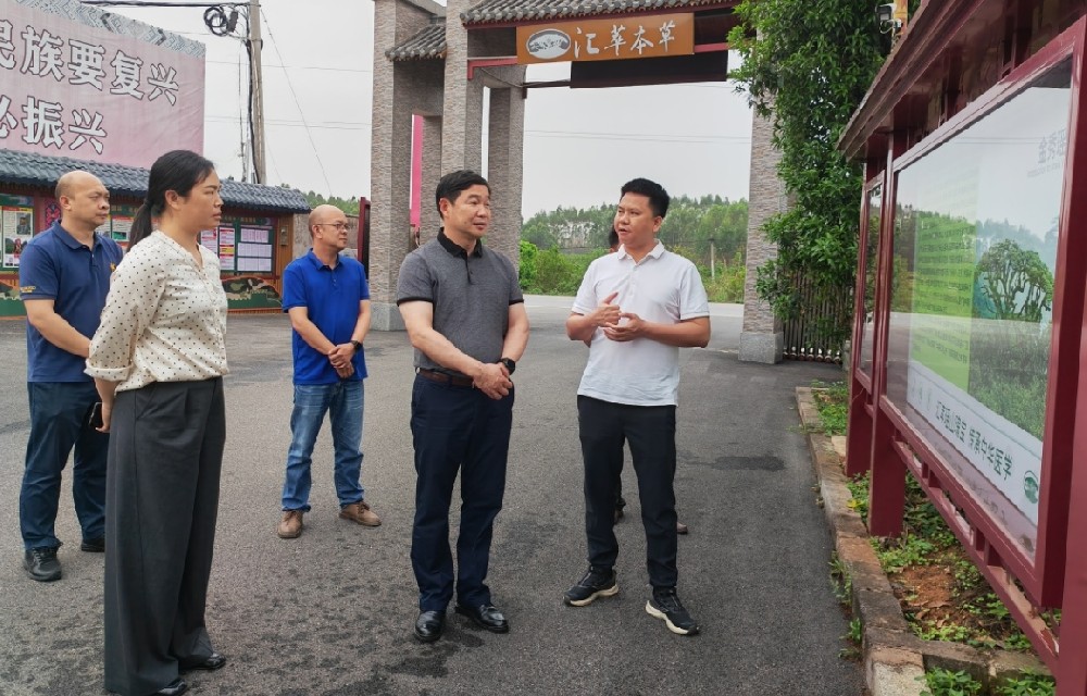 县委书记谭玉成到宏瑶集团调研