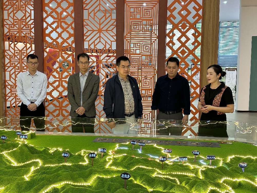县人大常委会主任苏敏忠调研瑶药产业发展