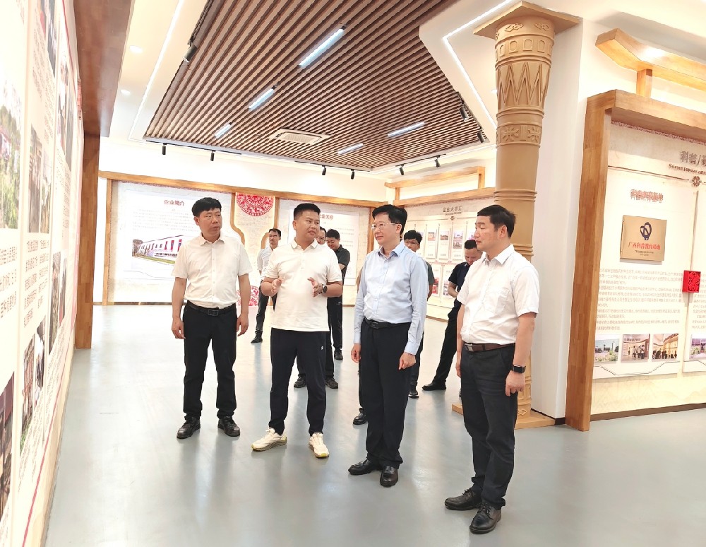 市委书记何朝建莅临宏瑶大健康瑶药产业园调研指导