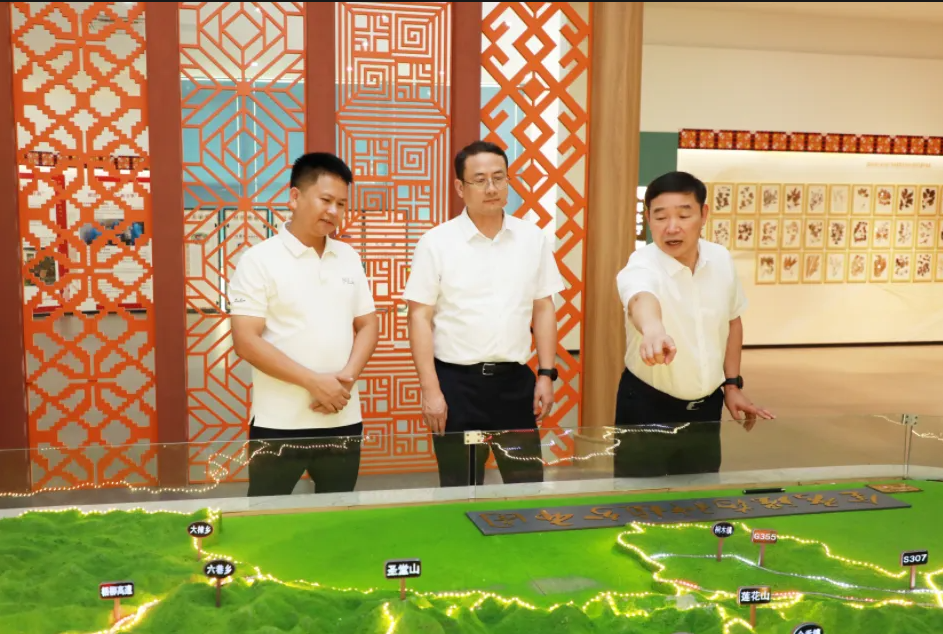 来宾市委书记方毅赴瑶药龙头企业宏瑶集团调研